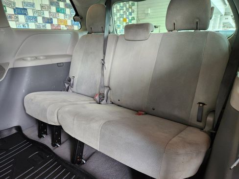 Used 2011 Toyota Sienna image 6