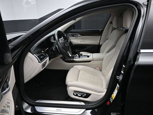 Used 2022 BMW 750i xDrive w/ Luxury Rear Seating Package AWD/4WD image 9