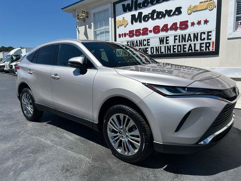 Used 2023 Toyota Venza XLE image 2