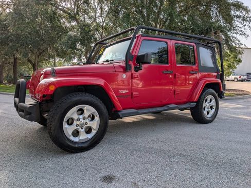 Used 2015 Jeep Wrangler Unlimited Sahara w/ Connectivity Group AWD/4WD image 3