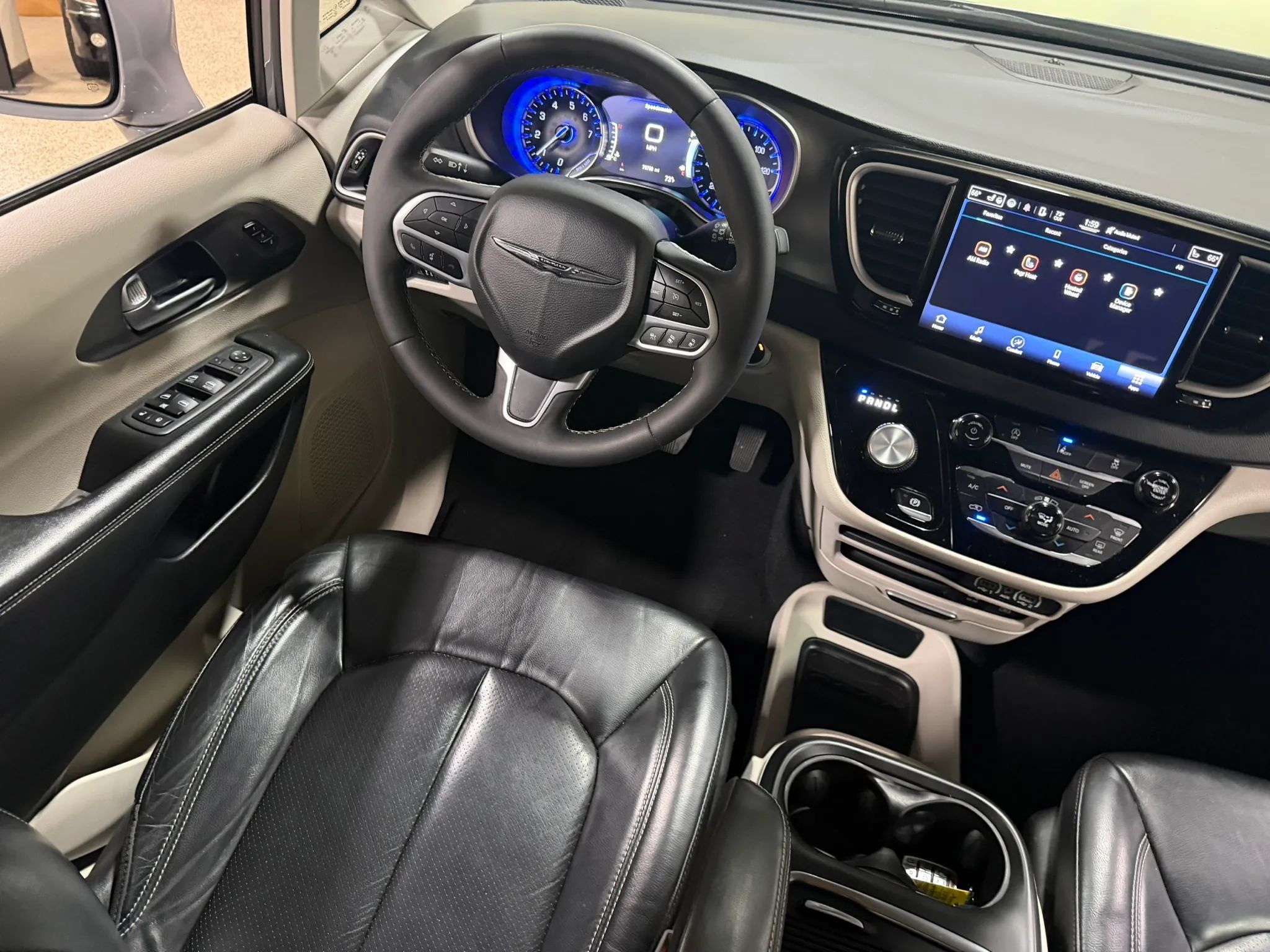 Used 2022 Chrysler Pacifica Touring-L FWD image 52