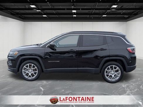 Used 2023 Jeep Compass Latitude image 2