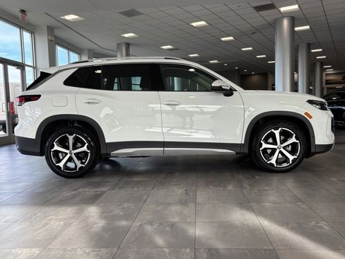 Used 2025 Volkswagen Tiguan SE image 2