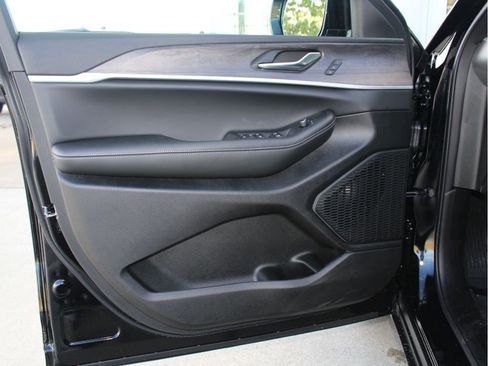 New 2025 Jeep Grand Cherokee Limited w/ Luxury Tech Group II image 9