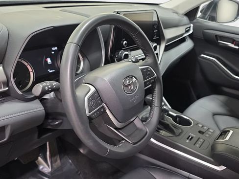 Certified 2025 Toyota Highlander XLE AWD/4WD image 12