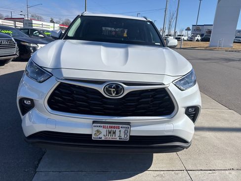 Used 2024 Toyota Highlander XLE image 2