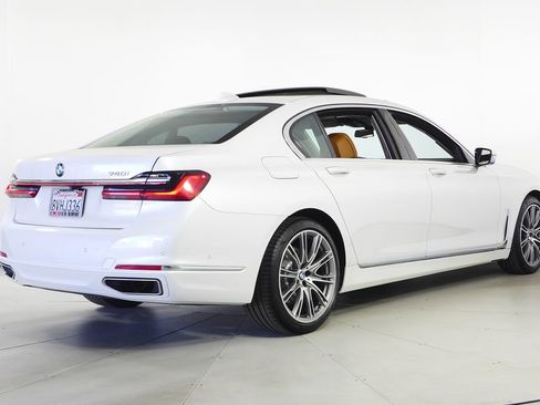 Used 2022 BMW 740i w/ Premium Package image 7