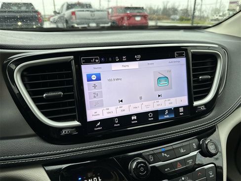 Used 2023 Chrysler Pacifica Touring-L image 16