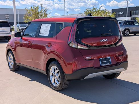 Certified 2023 Kia Soul LX w/ LX Technology Package FWD image 3