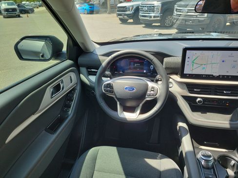 Used 2025 Ford Explorer Active AWD/4WD image 7
