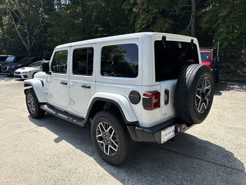 Used 2024 Jeep Wrangler Unlimited Sahara AWD/4WD image 5