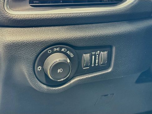 Used 2025 Chrysler Pacifica Limited FWD image 10