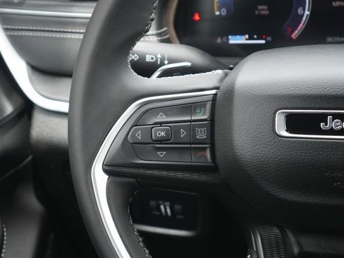 Used 2025 Jeep Grand Cherokee Laredo X AWD/4WD image 16