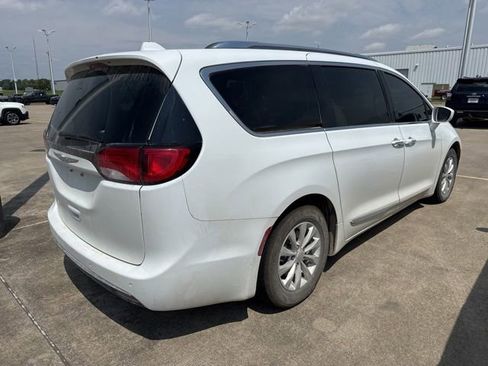 Used 2018 Chrysler Pacifica Touring-L FWD image 7