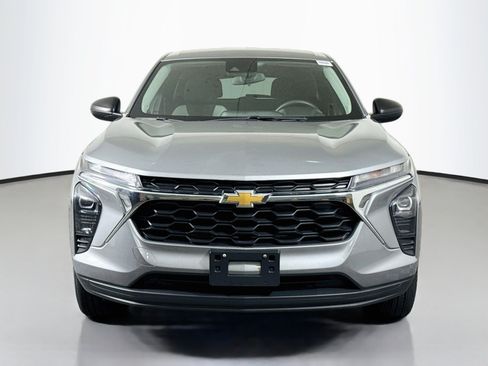 Used 2024 Chevrolet Trax LS FWD image 2