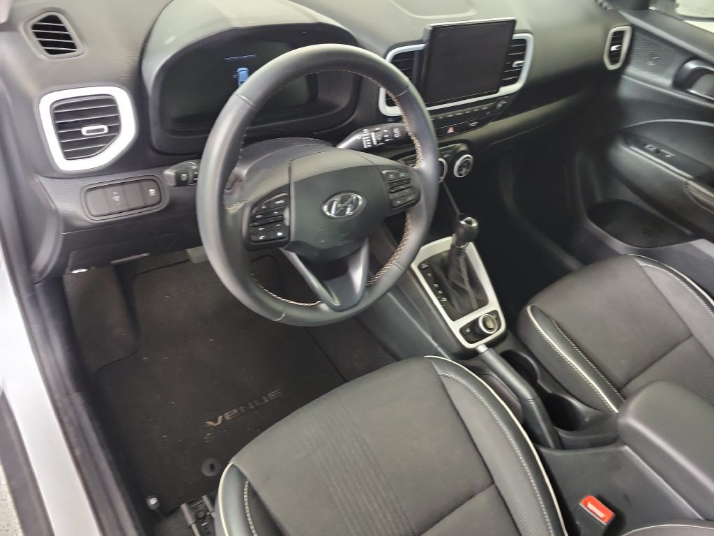 Used 2025 Hyundai Venue Limited FWD image 10