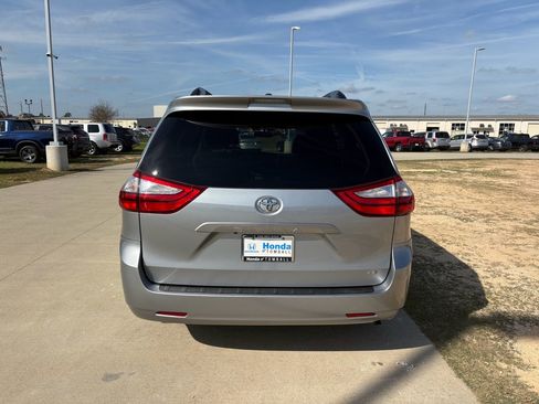 Used 2017 Toyota Sienna LE image 7