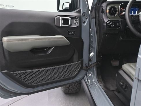 Used 2025 Jeep Gladiator Mojave w/ Convenience Group image 17