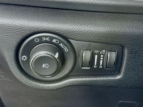 Used 2025 Chrysler Pacifica Select image 14