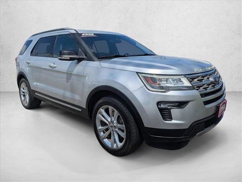 Used 2018 Ford Explorer XLT w/ Equipment Group 202A FWD image 3