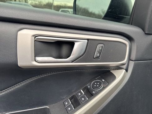 Used 2022 Ford Explorer XLT image 12