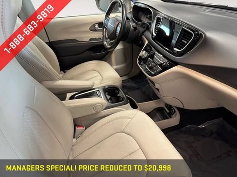 Used 2021 Chrysler Pacifica Touring-L FWD image 4