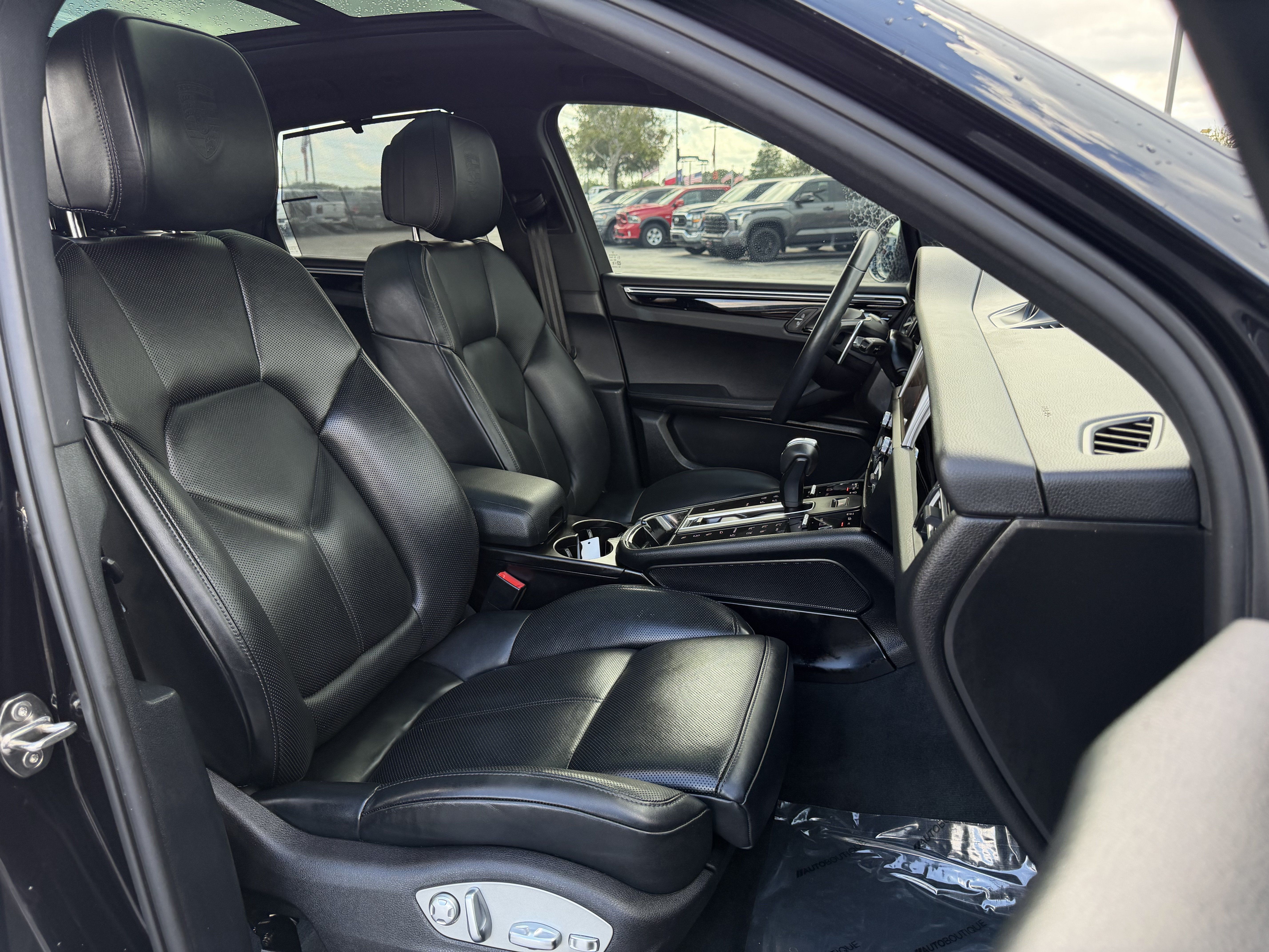 Used 2024 Porsche Macan AWD/4WD image 28