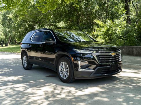 Used 2023 Chevrolet Traverse LT FWD image 2