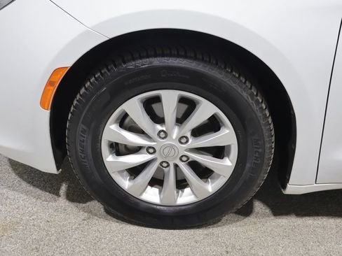 Used 2018 Chrysler Pacifica Touring-L Plus FWD image 8