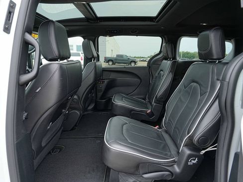 Used 2025 Chrysler Pacifica Limited FWD image 18