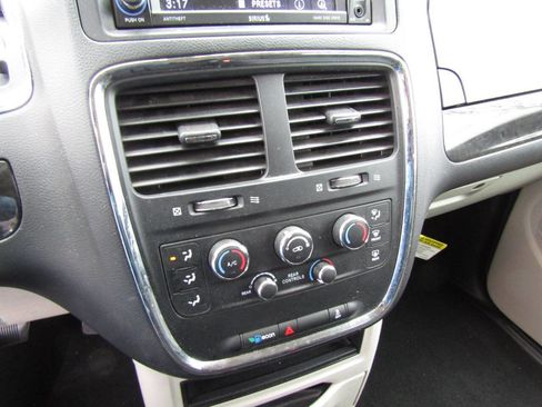 Used 2019 Dodge Grand Caravan SE w/ UConnect Hands-Free Group image 17