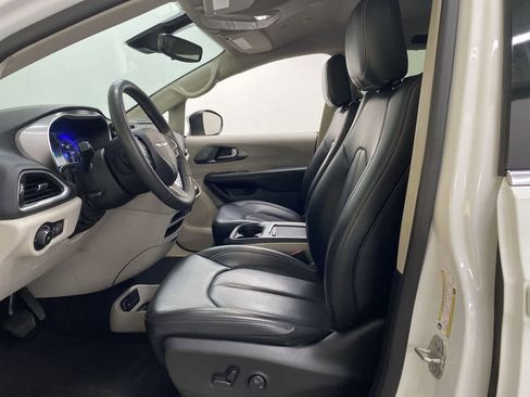 Used 2023 Chrysler Pacifica Touring-L FWD image 12