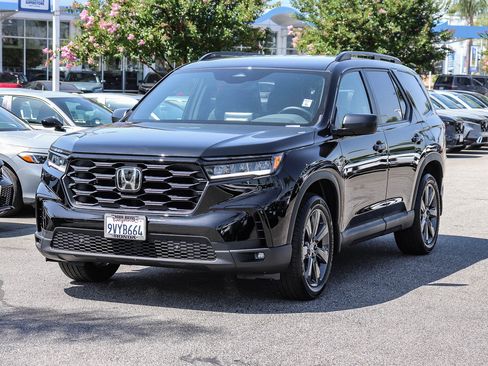 Certified 2025 Honda Pilot Sport image 3