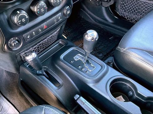 Used 2017 Jeep Wrangler Unlimited Sahara image 27