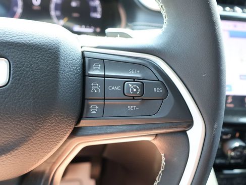 Used 2023 Jeep Grand Cherokee L Limited AWD/4WD image 29