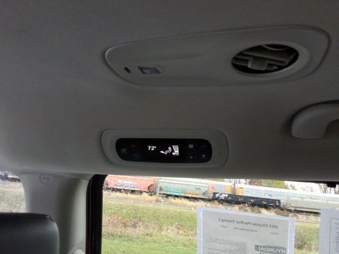 Used 2022 Chrysler Pacifica Touring-L image 24