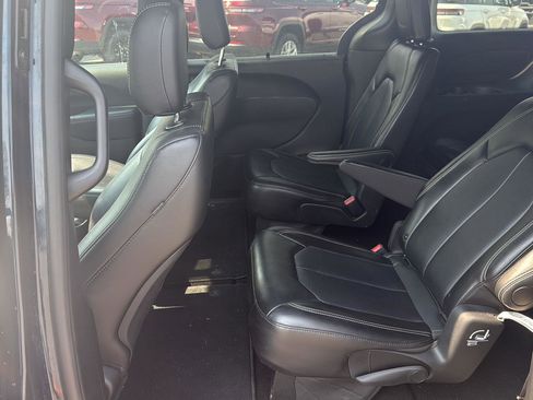 Used 2025 Chrysler Pacifica Select image 8