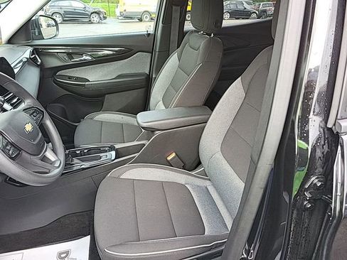 Used 2025 Chevrolet TrailBlazer LT image 3