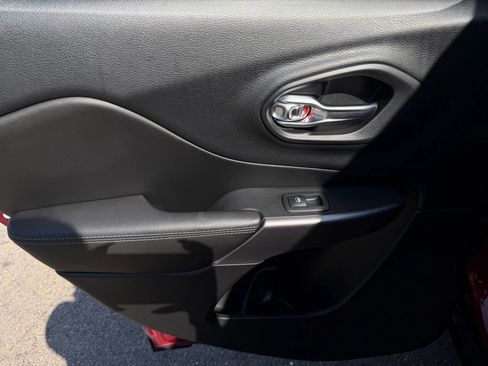 Used 2019 Jeep Cherokee Limited image 17