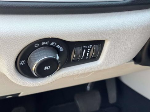 Used 2023 Chrysler Pacifica Touring-L FWD image 21