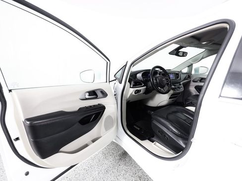 Used 2020 Chrysler Pacifica Touring-L FWD image 21