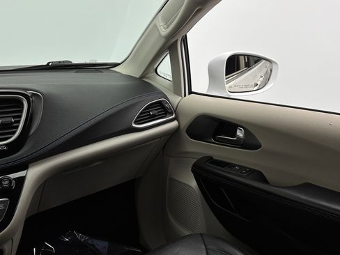 Used 2021 Chrysler Pacifica Touring-L image 29