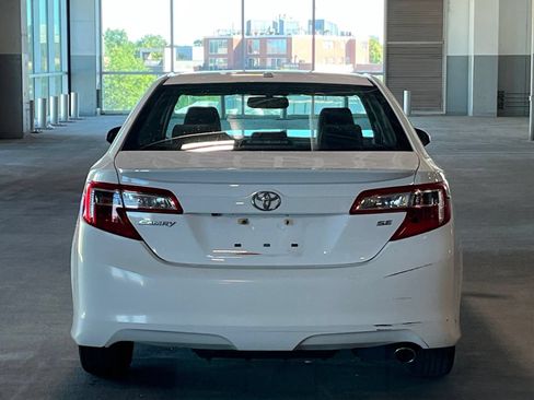 Used 2014 Toyota Camry SE w/ Moonroof Package FWD image 9