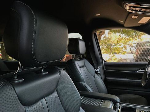 Used 2023 Jeep Wagoneer Series III w/ Preferred Equipment Group image 14