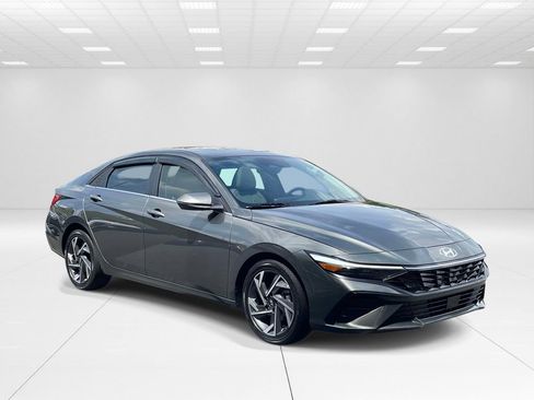 Certified 2025 Hyundai Elantra Limited w/ Cargo Package FWD image 1