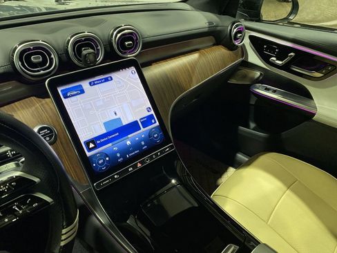 Used 2025 Mercedes-Benz GLC 300 4MATIC image 8