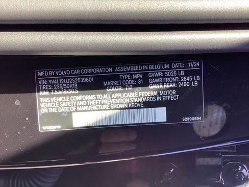 Certified 2025 Volvo XC40 B5 Core w/ Protection Package Premier image 37