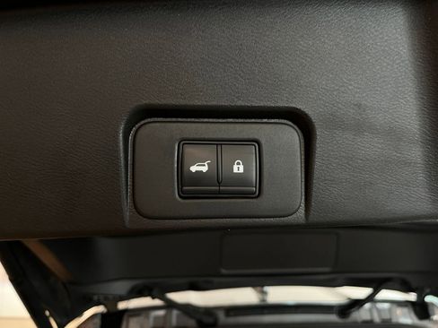 Used 2025 Nissan Rogue SV FWD image 23