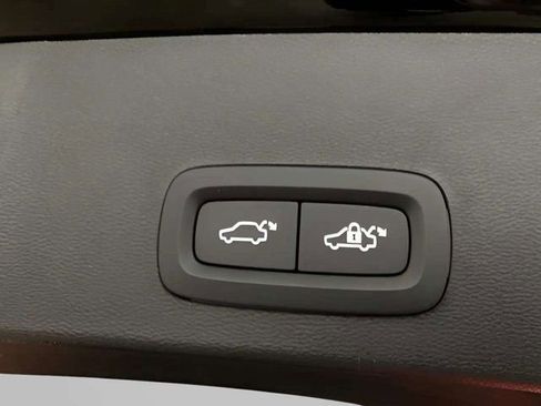 Used 2025 Volvo XC40 B5 Core image 29