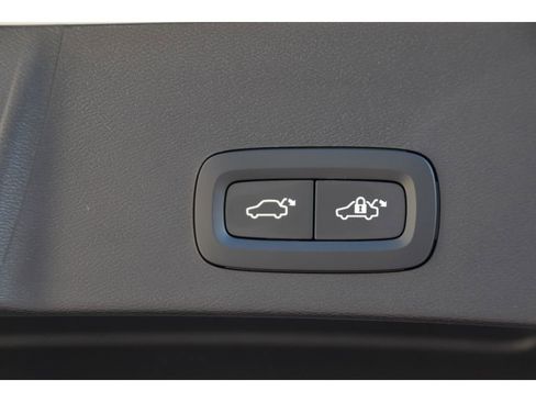 Certified 2025 Volvo XC40 B5 Plus w/ Protection Package Premier image 25